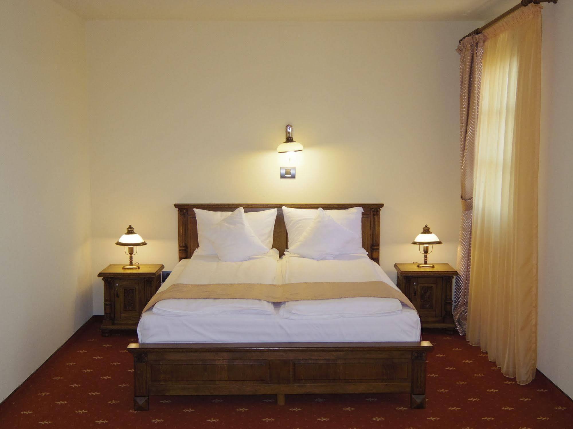 Hotel Castel Royal Mosnita Noua Екстер'єр фото